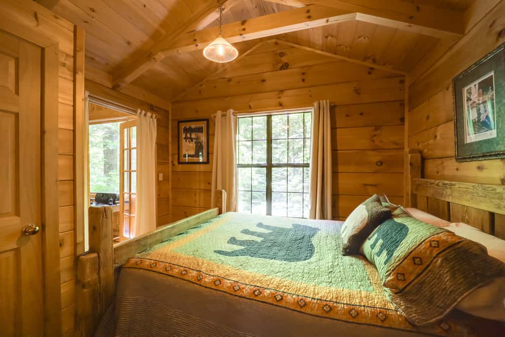 All-Season Sunroom + Hot Tub: Marion Cabin Retreat