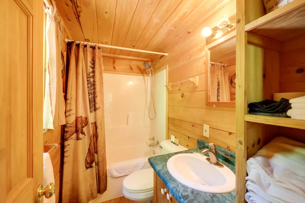 All-Season Sunroom + Hot Tub: Marion Cabin Retreat