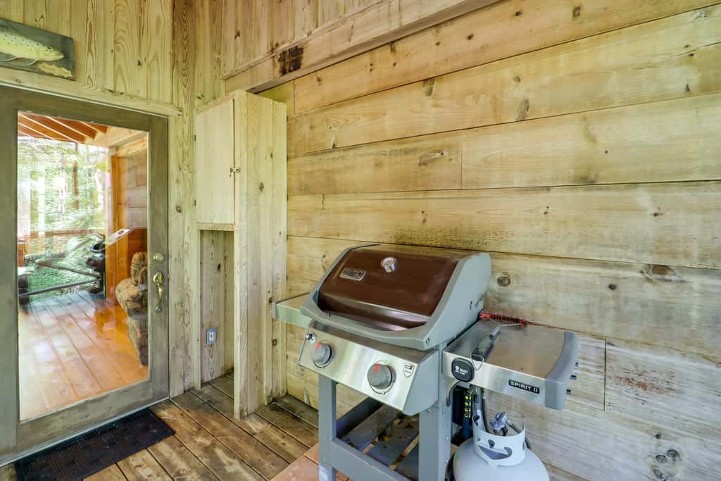 All-Season Sunroom + Hot Tub: Marion Cabin Retreat