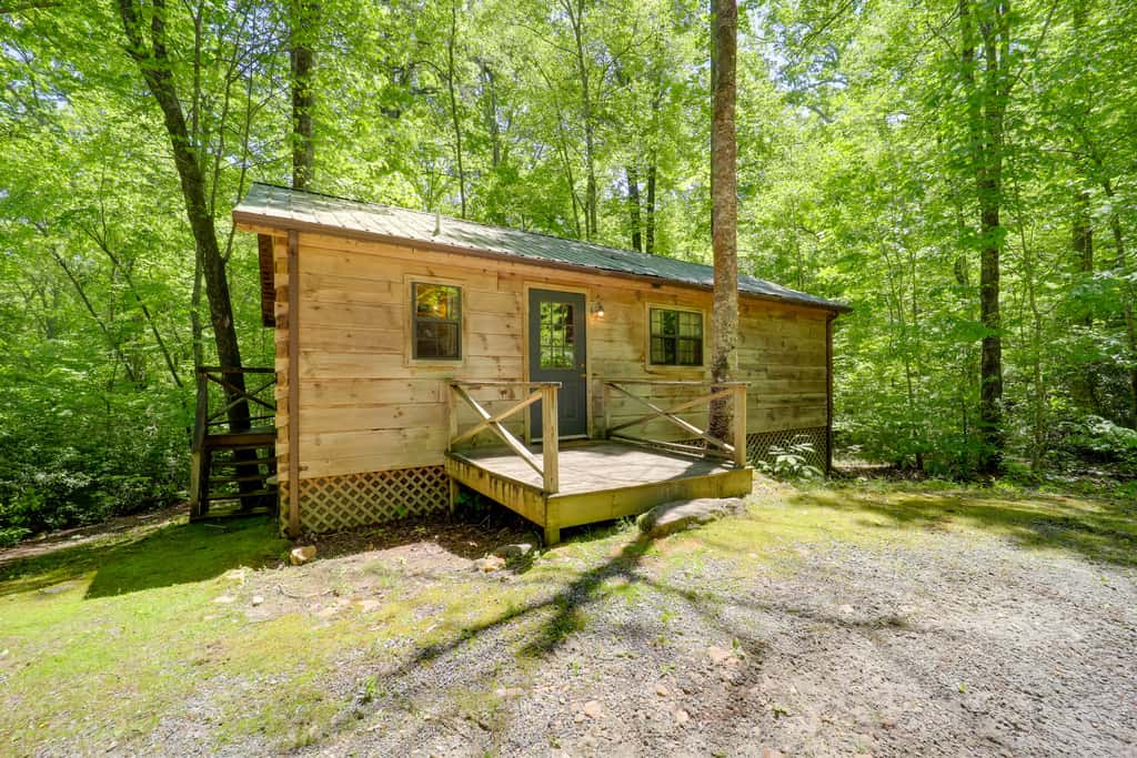 All-Season Sunroom + Hot Tub: Marion Cabin Retreat