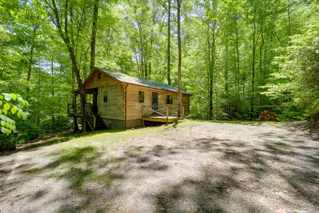 All-Season Sunroom + Hot Tub: Marion Cabin Retreat