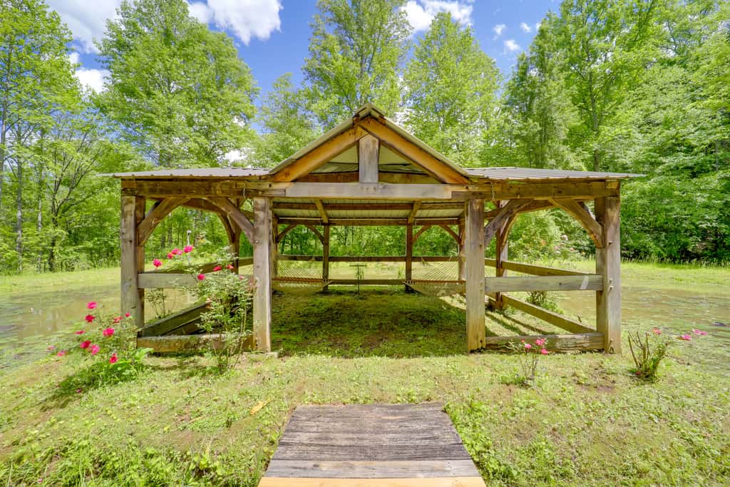 All-Season Sunroom + Hot Tub: Marion Cabin Retreat