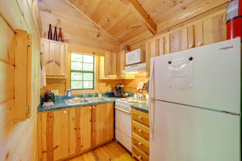 All-Season Sunroom + Hot Tub: Marion Cabin Retreat