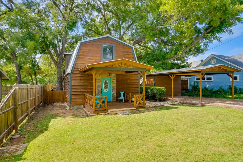 Pet-Friendly Granbury Home w/ Yard, Near Downtown!