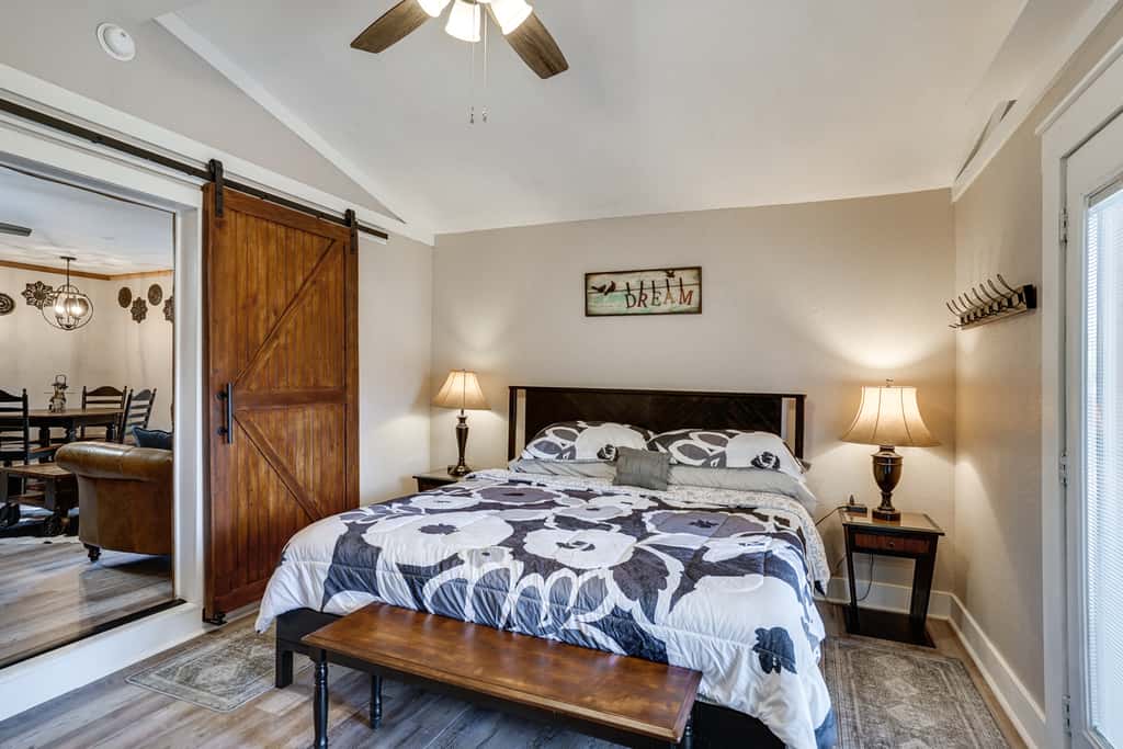 Pet-Friendly Granbury Home w/ Yard, Near Downtown!