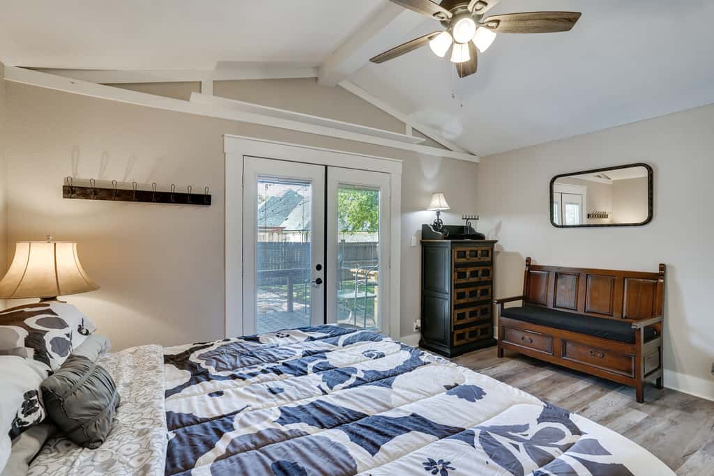 Pet-Friendly Granbury Home w/ Yard, Near Downtown!