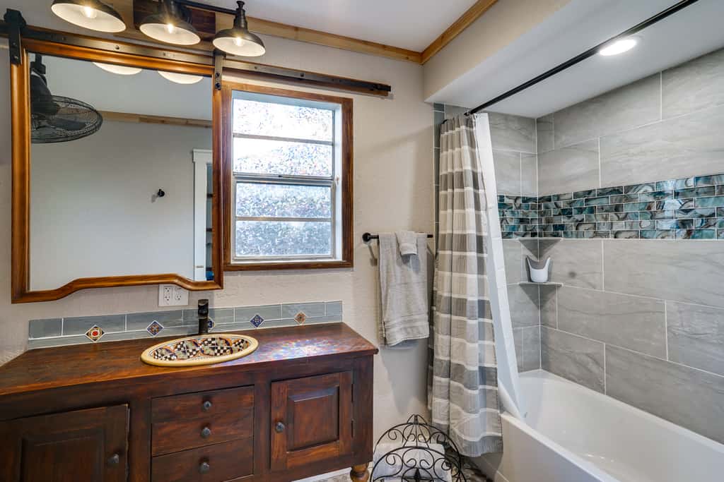 Pet-Friendly Granbury Home w/ Yard, Near Downtown!
