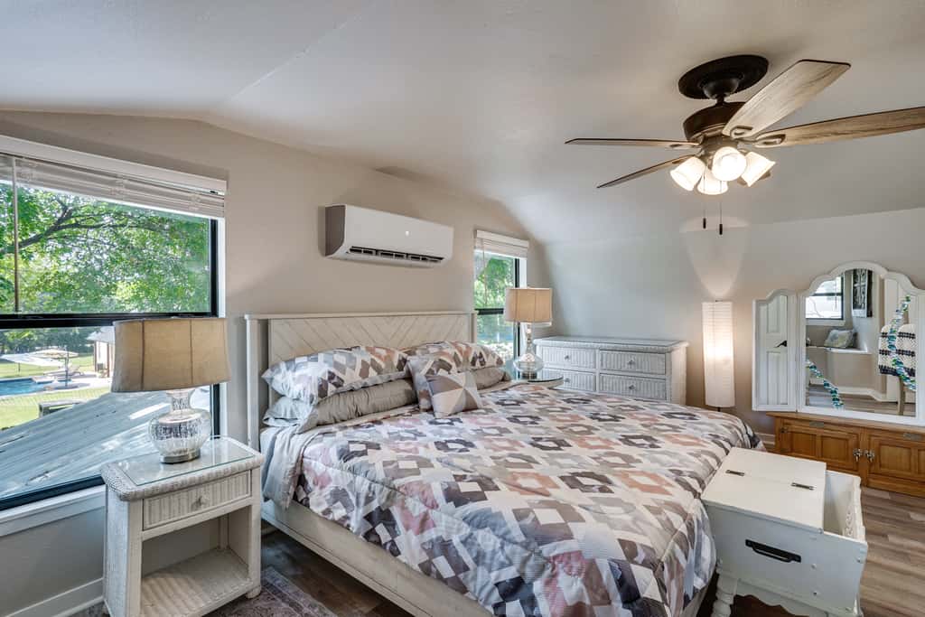 Pet-Friendly Granbury Home w/ Yard, Near Downtown!