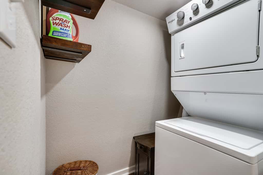 Pet-Friendly Granbury Home w/ Yard, Near Downtown!