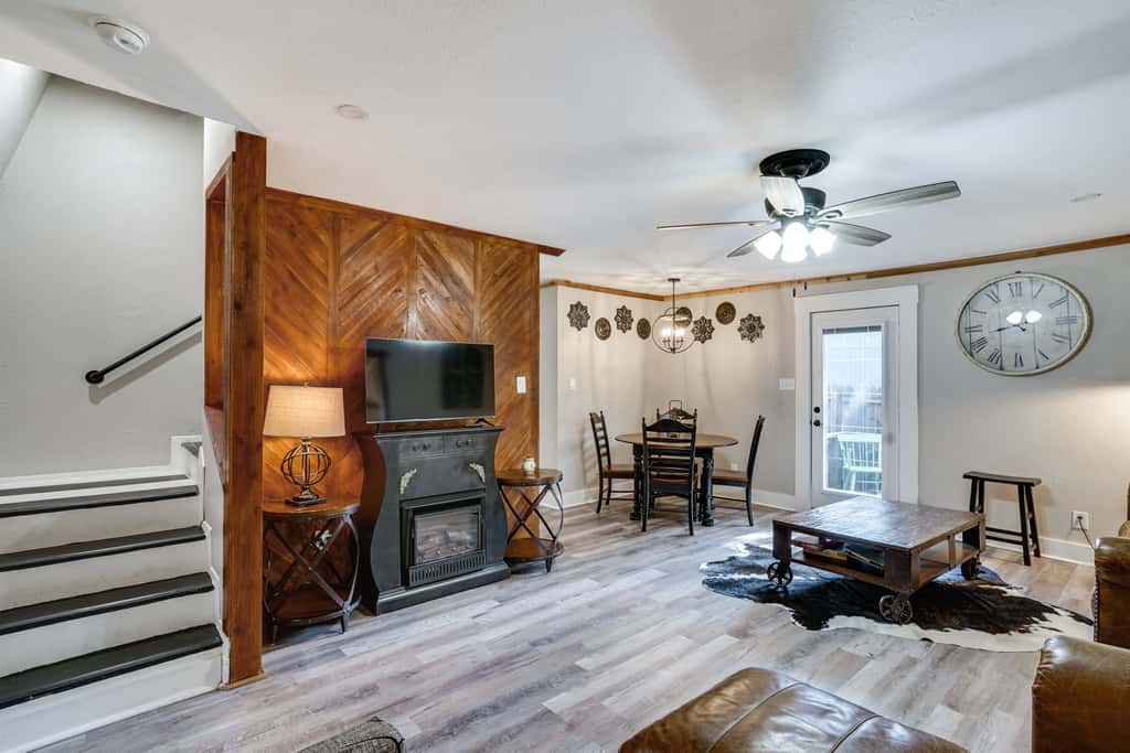 Pet-Friendly Granbury Home w/ Yard, Near Downtown!