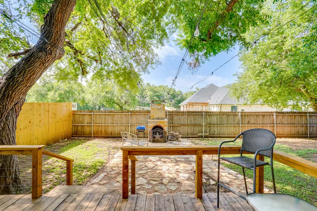 Pet-Friendly Granbury Home w/ Yard, Near Downtown!