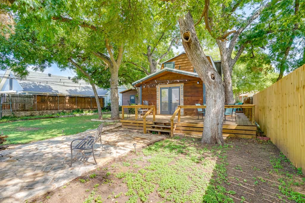 Pet-Friendly Granbury Home w/ Yard, Near Downtown!