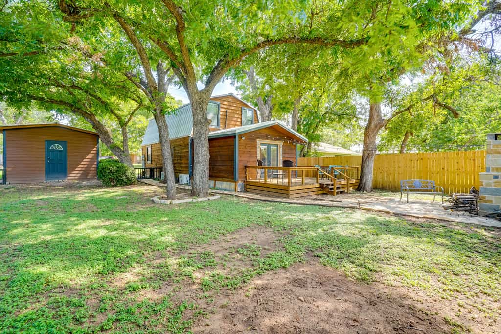 Pet-Friendly Granbury Home w/ Yard, Near Downtown!