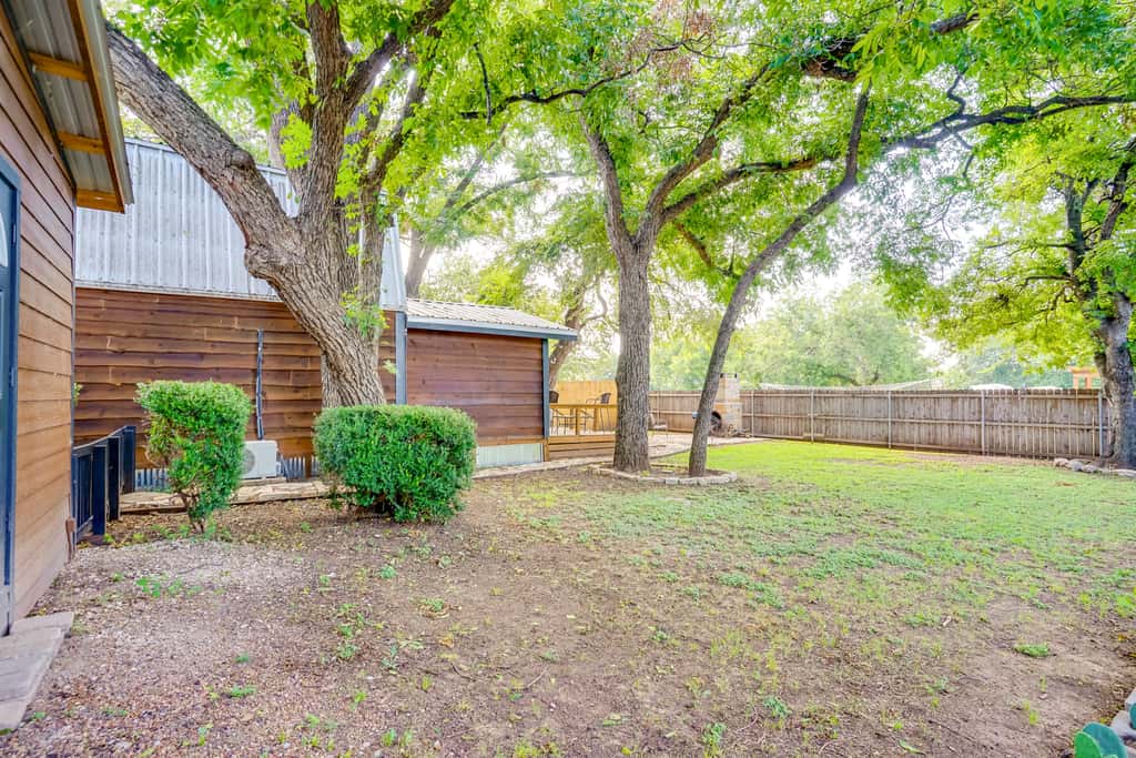 Pet-Friendly Granbury Home w/ Yard, Near Downtown!