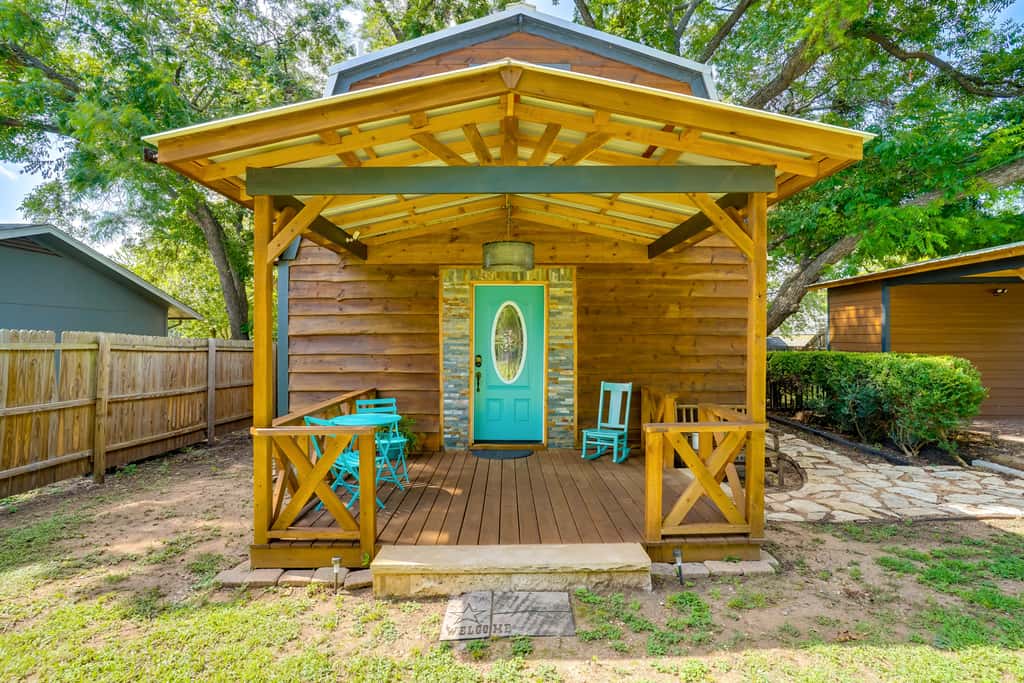 Pet-Friendly Granbury Home w/ Yard, Near Downtown!
