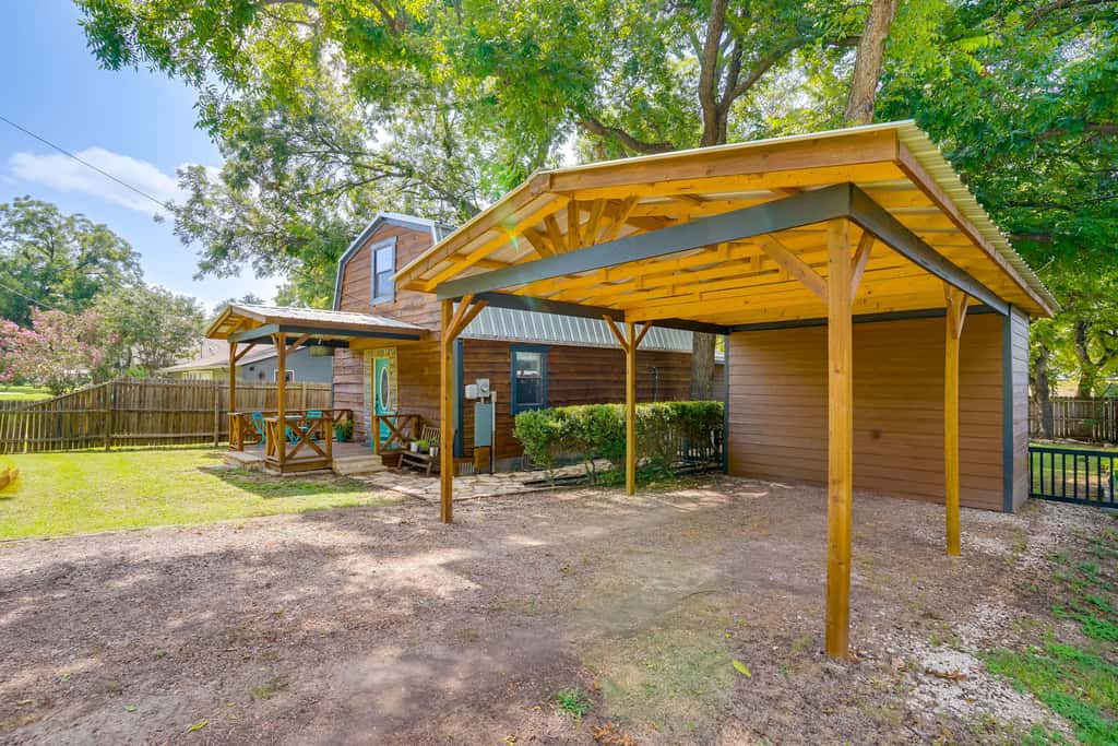 Pet-Friendly Granbury Home w/ Yard, Near Downtown!