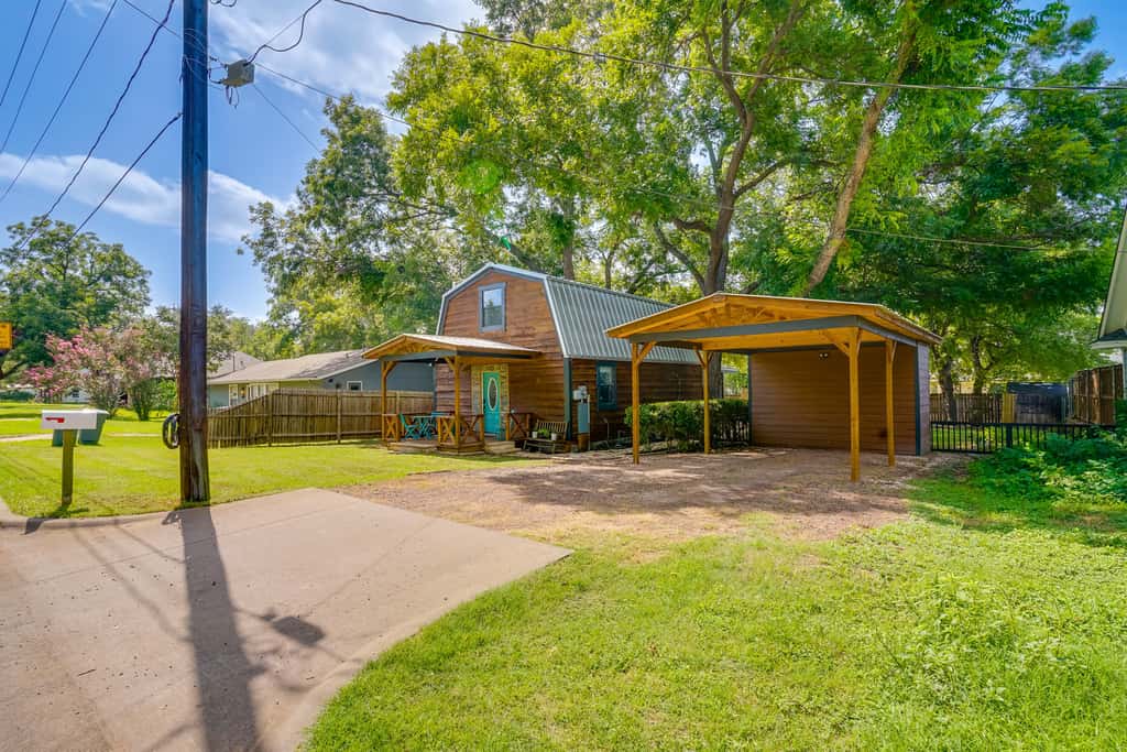 Pet-Friendly Granbury Home w/ Yard, Near Downtown!