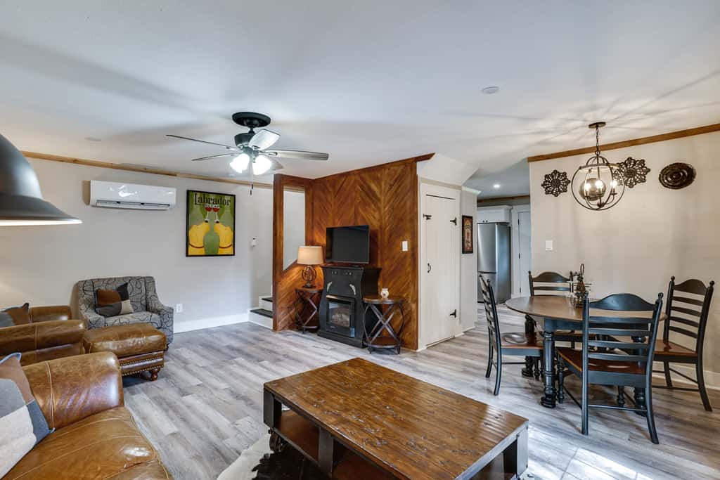 Pet-Friendly Granbury Home w/ Yard, Near Downtown!