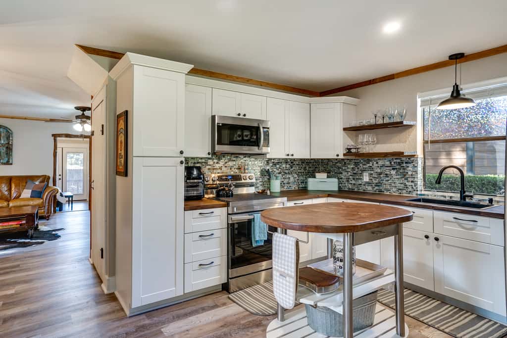 Pet-Friendly Granbury Home w/ Yard, Near Downtown!