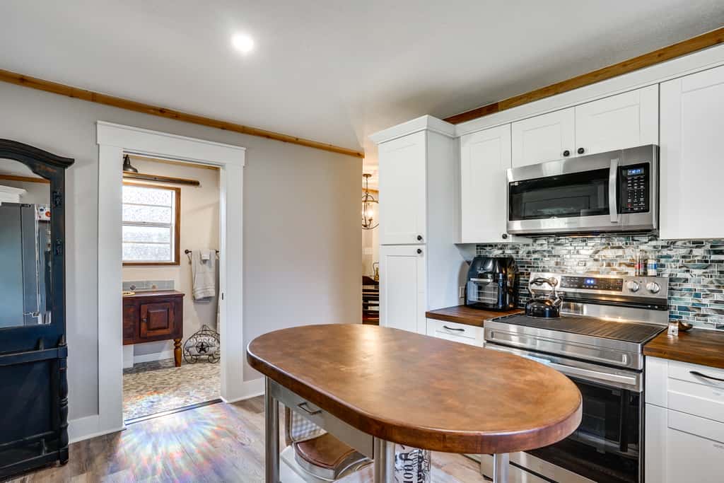 Pet-Friendly Granbury Home w/ Yard, Near Downtown!