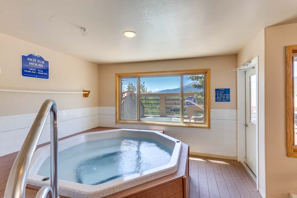 Stunning Mountain Views: Silverthorne Condo!