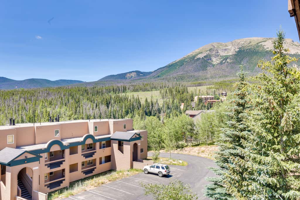Stunning Mountain Views: Silverthorne Condo!