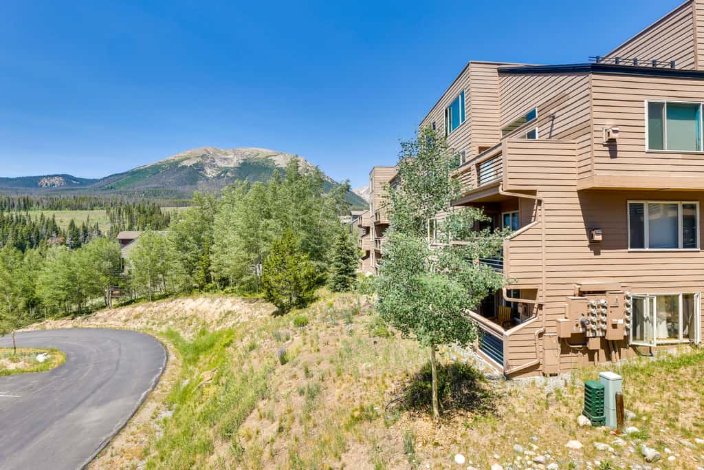Stunning Mountain Views: Silverthorne Condo!