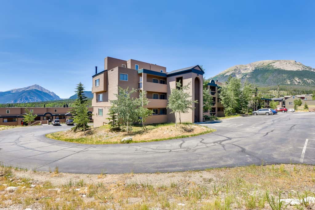 Stunning Mountain Views: Silverthorne Condo!