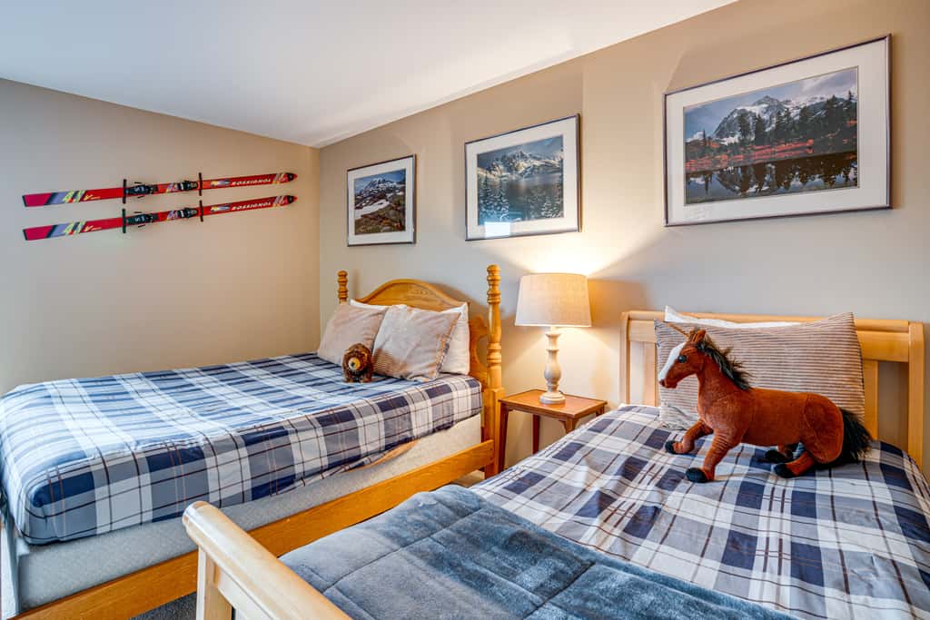 Silverthorne Condo: New Pool & Hot Tub + Fireplace
