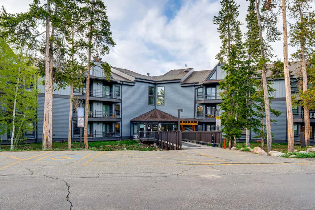 Silverthorne Condo: New Pool & Hot Tub + Fireplace