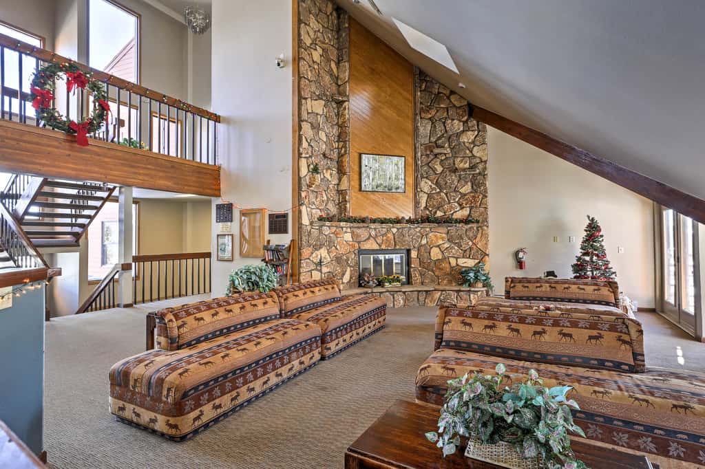 Silverthorne Condo: New Pool & Hot Tub + Fireplace