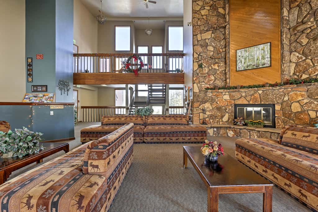 Silverthorne Condo: New Pool & Hot Tub + Fireplace