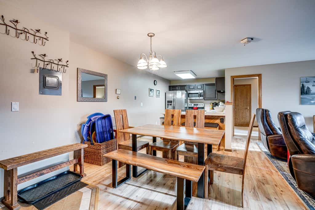 Silverthorne Condo: New Pool & Hot Tub + Fireplace