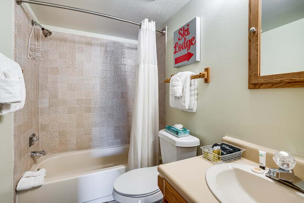 Silverthorne Condo: New Pool & Hot Tub + Fireplace