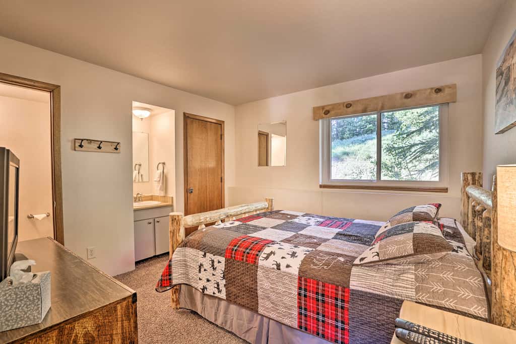 Silverthorne Condo w/ Views ~ 11 Mi to Ski Slopes