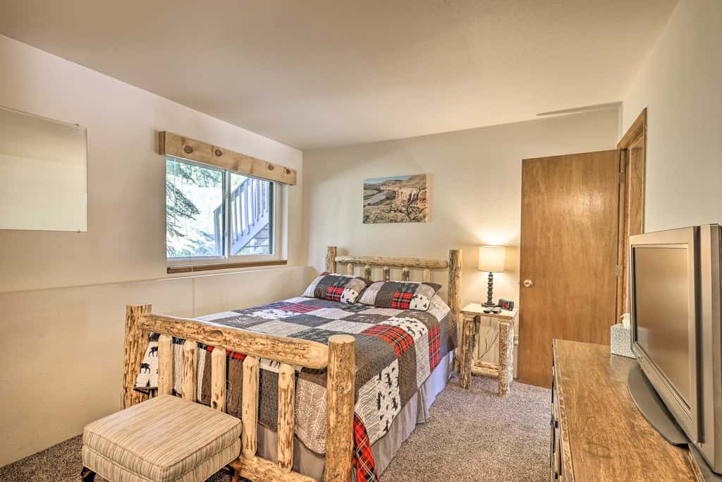 Silverthorne Condo w/ Views ~ 11 Mi to Ski Slopes