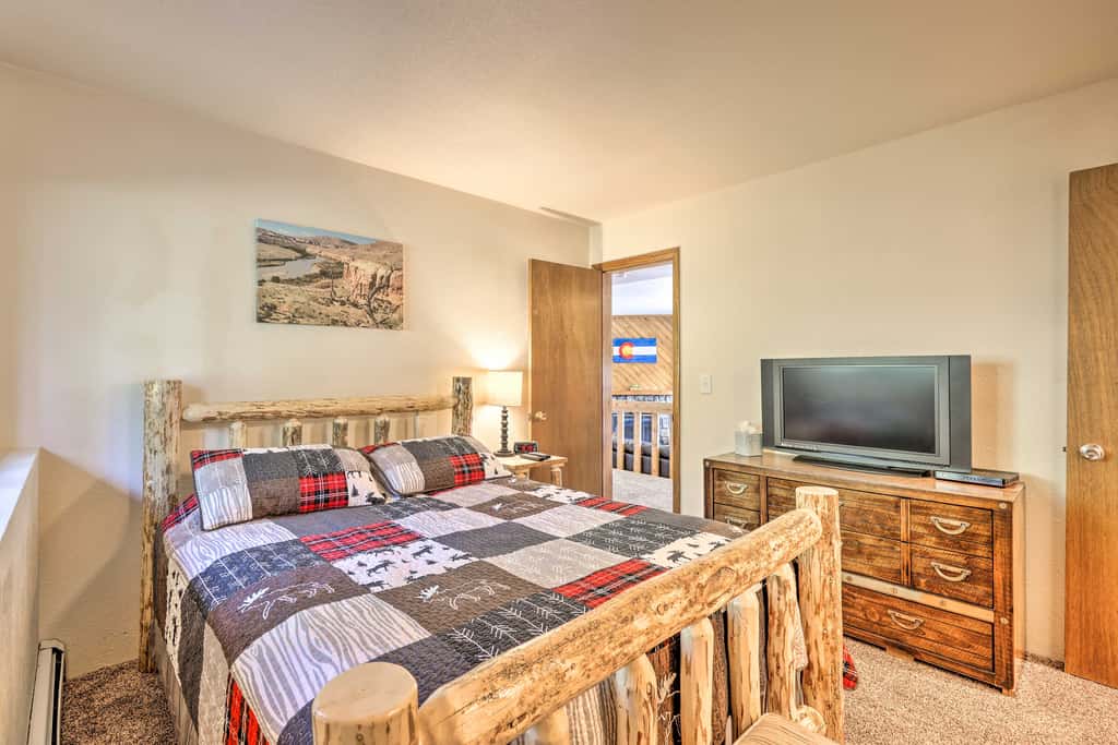 Silverthorne Condo w/ Views ~ 11 Mi to Ski Slopes