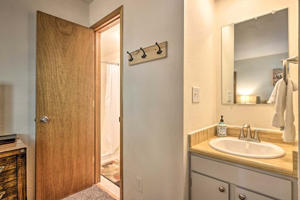 Silverthorne Condo w/ Views ~ 11 Mi to Ski Slopes