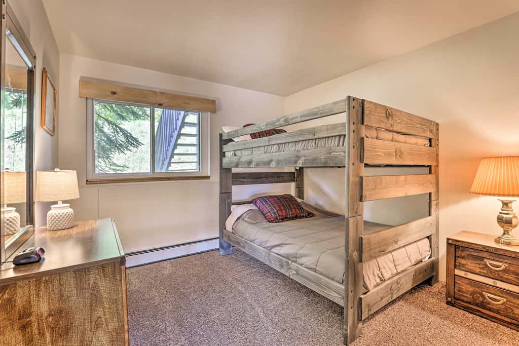 Silverthorne Condo w/ Views ~ 11 Mi to Ski Slopes