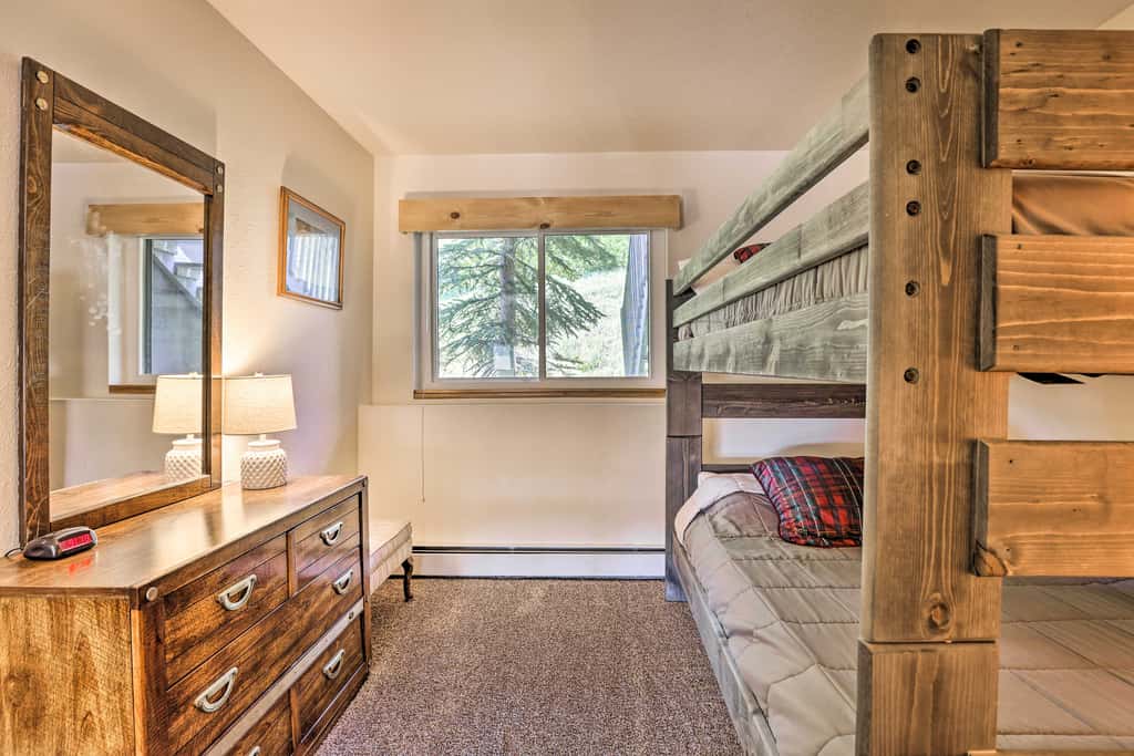Silverthorne Condo w/ Views ~ 11 Mi to Ski Slopes