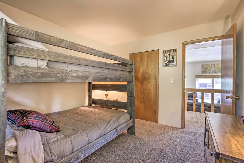 Silverthorne Condo w/ Views ~ 11 Mi to Ski Slopes