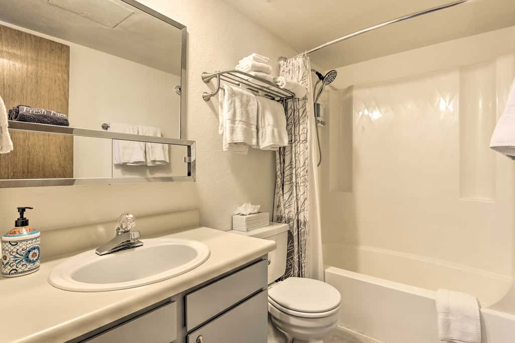 Silverthorne Condo w/ Views ~ 11 Mi to Ski Slopes