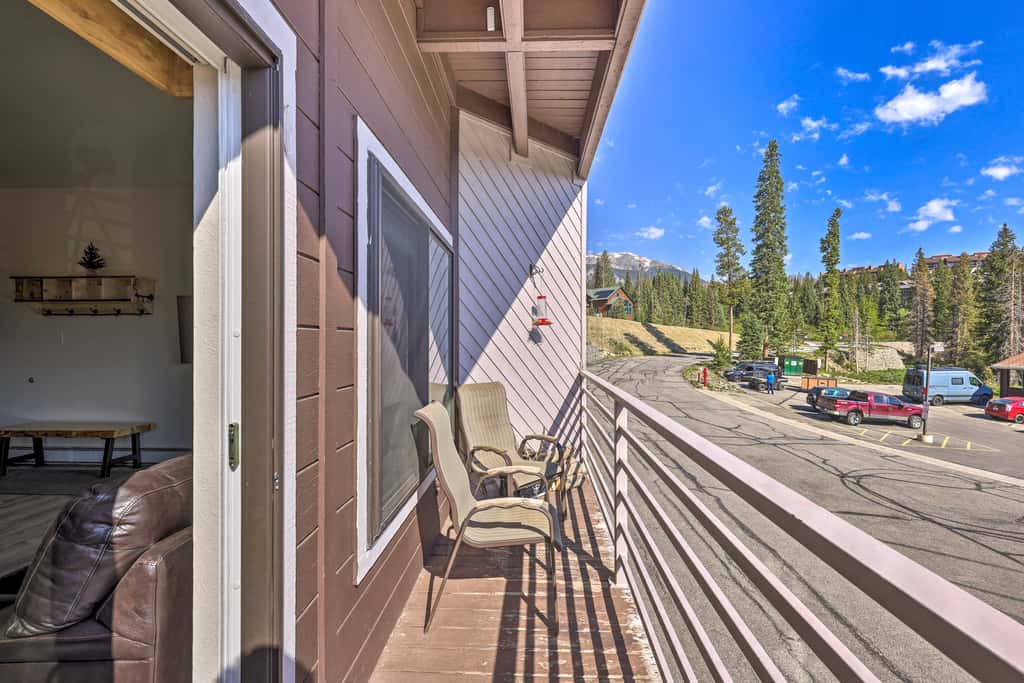 Silverthorne Condo w/ Views ~ 11 Mi to Ski Slopes