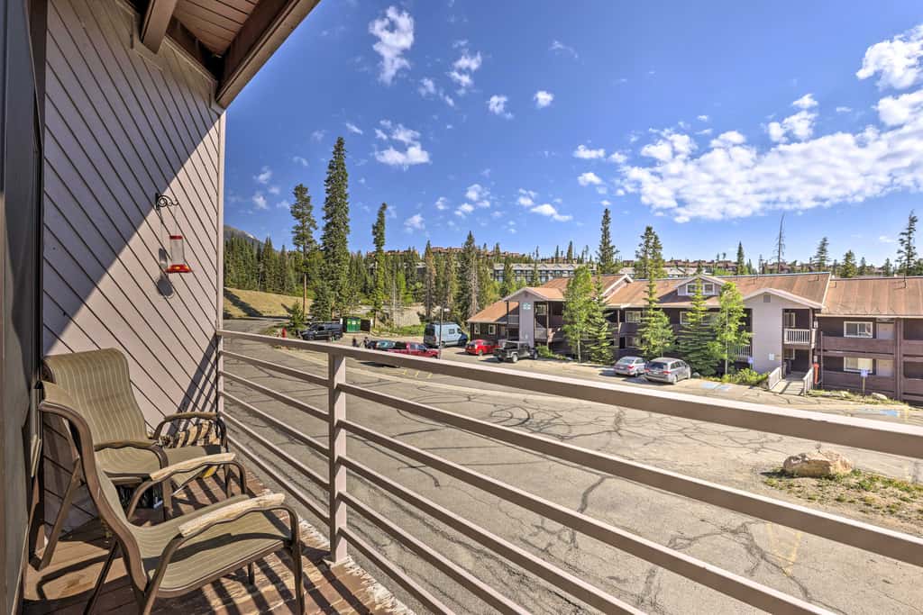 Silverthorne Condo w/ Views ~ 11 Mi to Ski Slopes