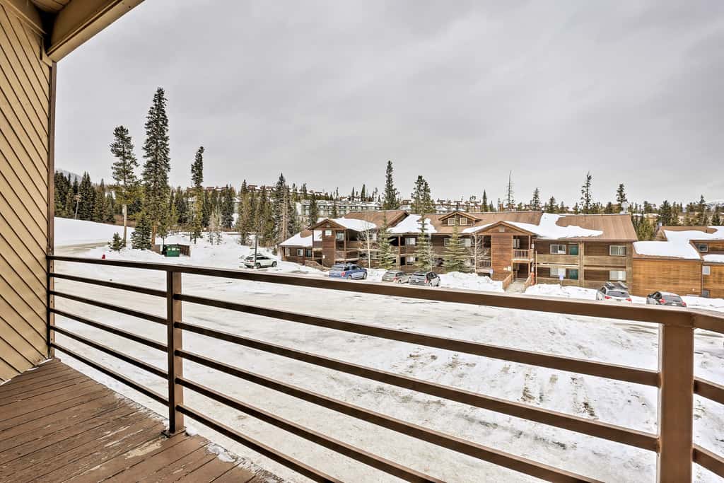 Silverthorne Condo w/ Views ~ 11 Mi to Ski Slopes