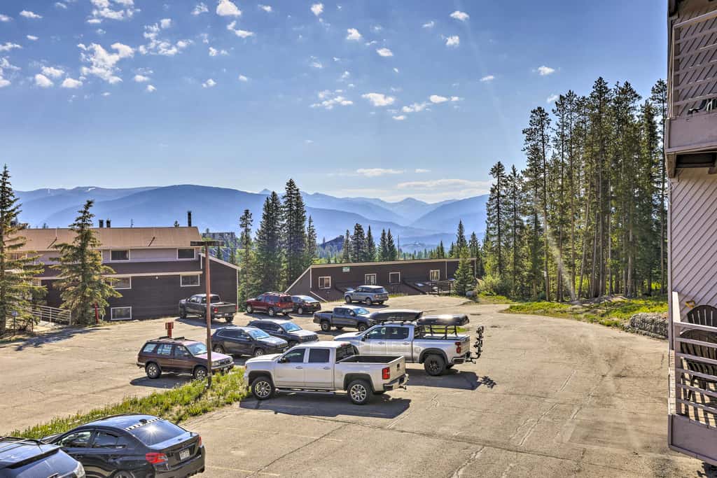 Silverthorne Condo w/ Views ~ 11 Mi to Ski Slopes