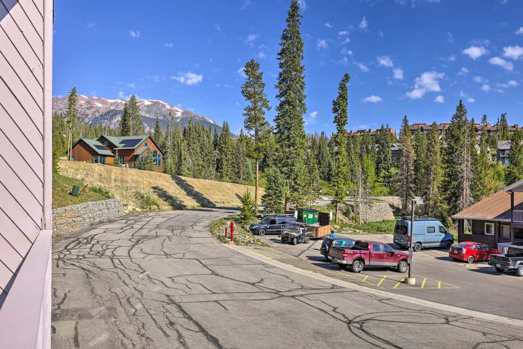 Silverthorne Condo w/ Views ~ 11 Mi to Ski Slopes