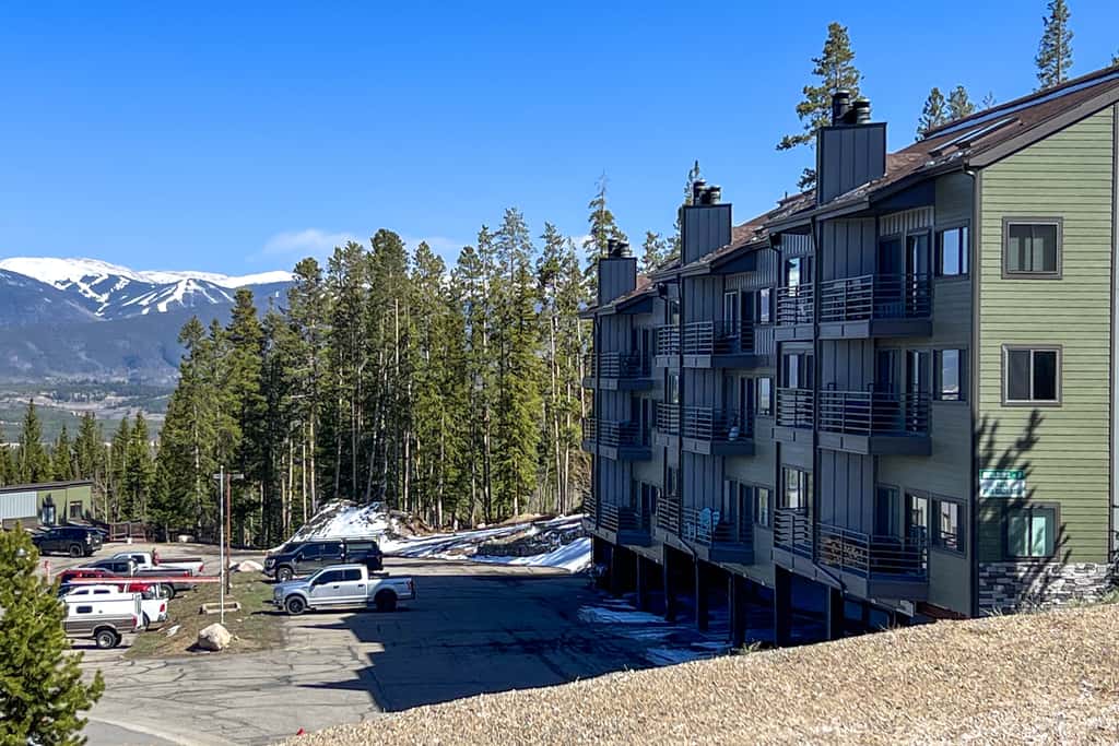Silverthorne Condo w/ Views ~ 11 Mi to Ski Slopes
