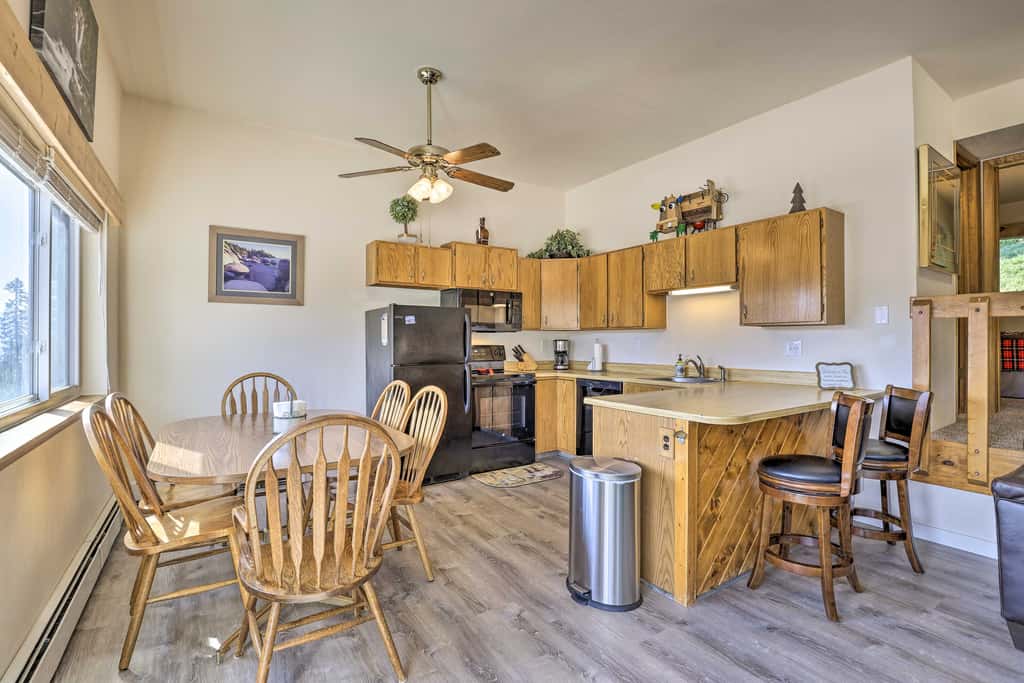 Silverthorne Condo w/ Views ~ 11 Mi to Ski Slopes