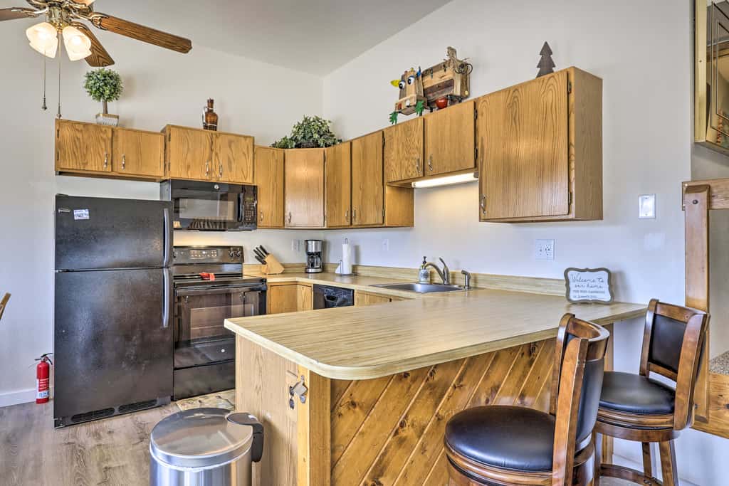 Silverthorne Condo w/ Views ~ 11 Mi to Ski Slopes